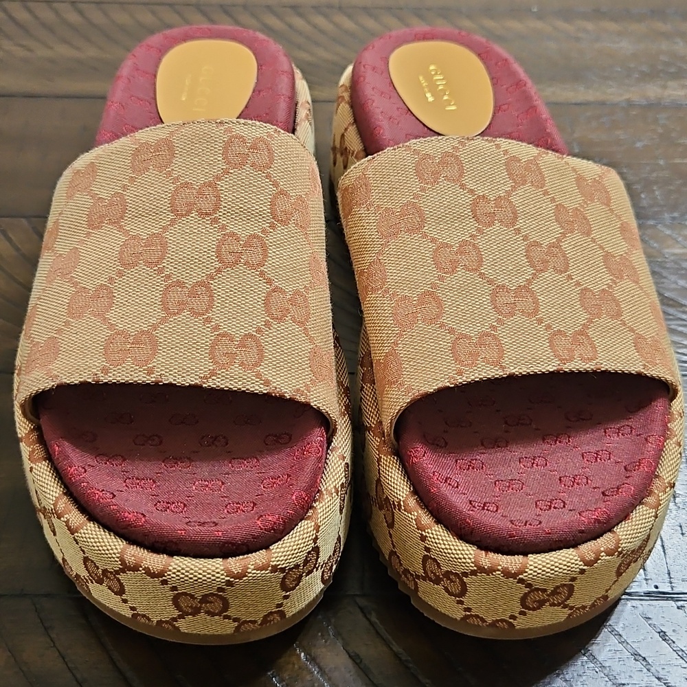 NWOT Gucci Beige Monogram Platform Slides with Burgundy Footbed - Picture 2 of 5